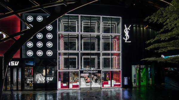 Mit dem Lichtsystem LIGEO wurde eine riesige Schaufenster-Installation aus Quadern geschaffen, die über 10m hoch die Fassade des YSL Shops erhellt.