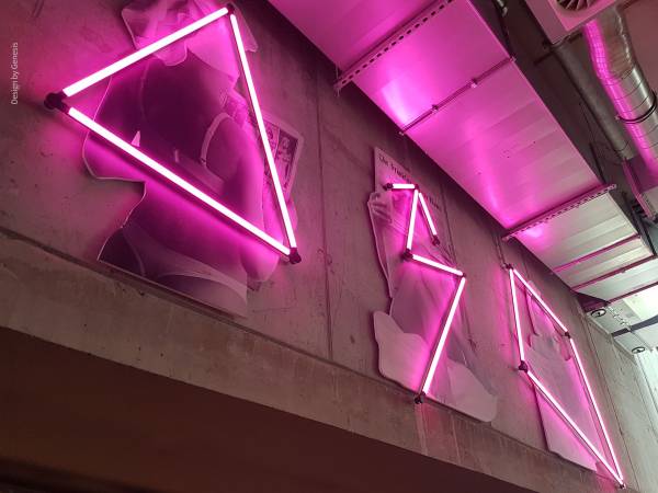 Das Lichtsystem LIGEO verziert die Wand im Moxy Hotel Frankfurt mit auffallend pinker Akzent-Beleuchtung.