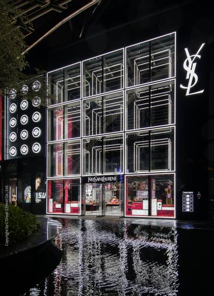 Mit dem Lichtsystem LIGEO wurde eine riesige Schaufenster-Installation aus Quadern geschaffen, die über 10m hoch die Fassade des YSL Shops erhellt.