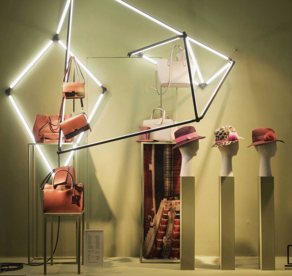 Shop Schaufenster-Beleuchtung mit Lichtsystem LIGEO in den Auslagen von Ludwig Beck in München.